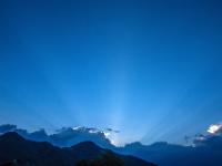 Strahlenfächer über Gewitterwand